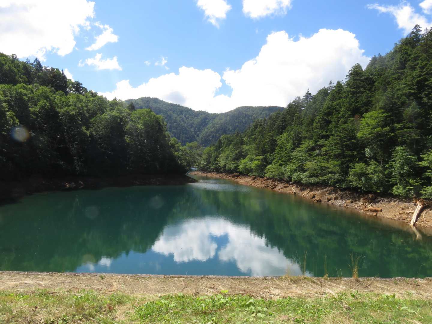 大沼の北端に到着。ベンチありますが木陰がない。