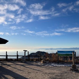冷たく澄み切った空☺️ここまでの山道は雪こそ無いものの、凍って硬くしまってました🥾