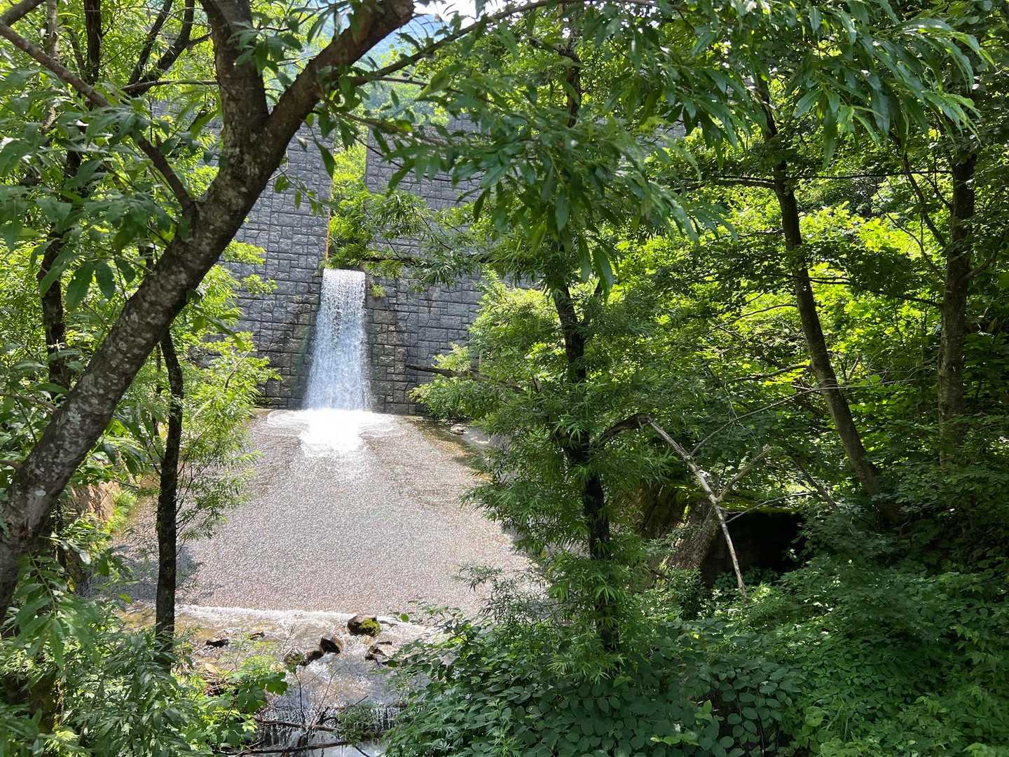 砂防ダムからの水のおかげで
涼しい