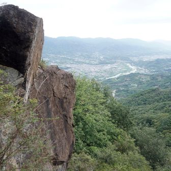 明神岩
高さ約30mの巨大な蛇紋岩の露頭
