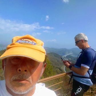 外国の人だらけ皆 自転車バイクで来てます🚲🏍️
前回２年前に因島に来た時は、
ここまで多く無かったと思いますしかし
日本の人より旅を楽しんでいます😊
ちなみにこの外国人親子は電動アシストの無い自転車でこの山まで上がって来てます🤗
岩場で僕の後ろに列んでいた親子です(お父さん、奥さん、娘さんの３人)📸