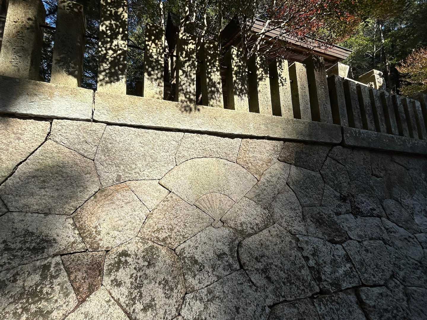 有年八幡神社の本殿には、石垣のなかに扇、三日月、兎形の「飾り石」があります。