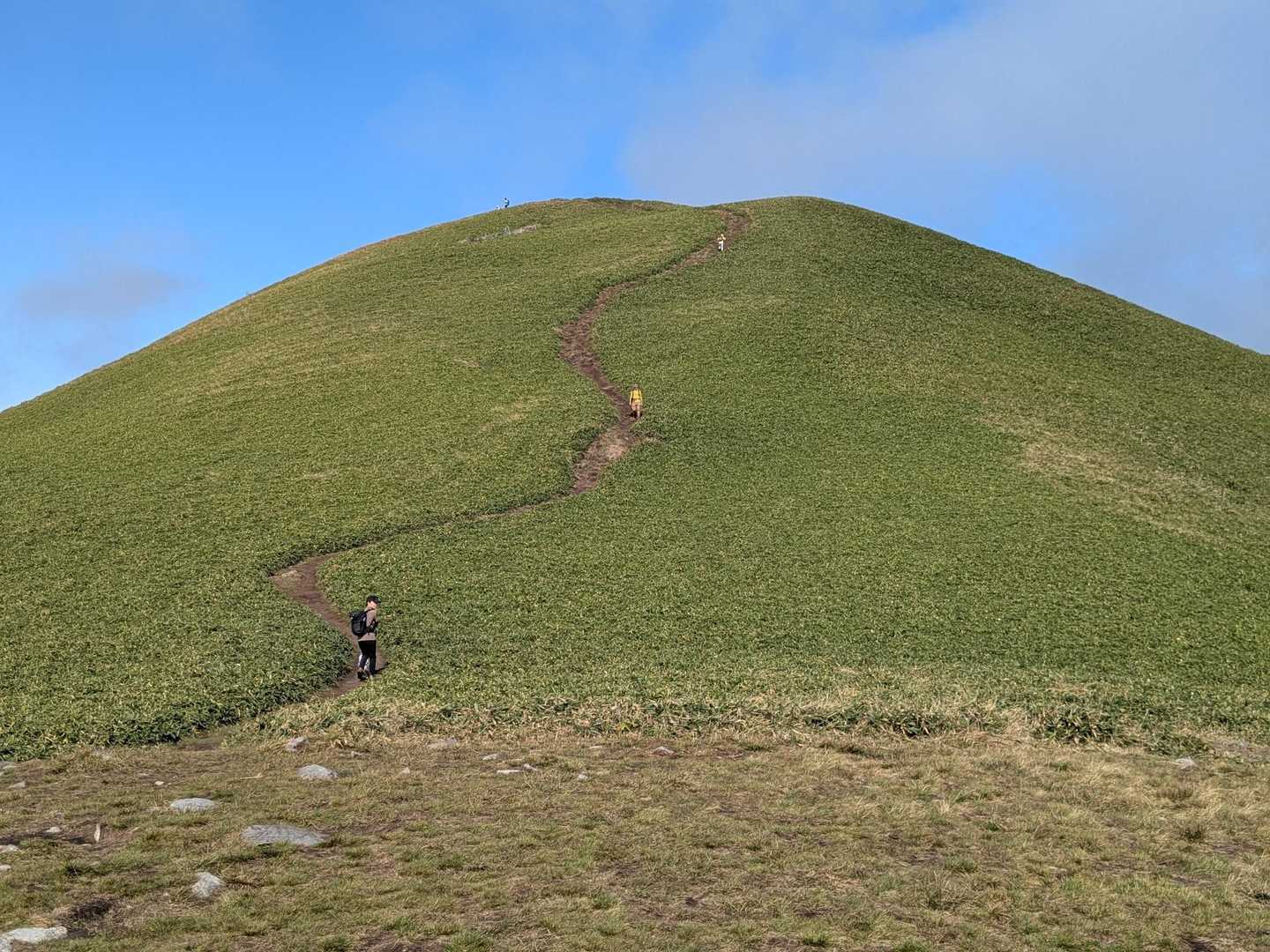 三峰山 | なだらかな笹原にそびえる全方位の展望峰へ、古道・中山道の最高地点からの写真