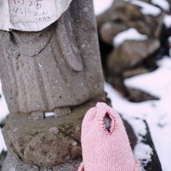 この小さい観音様、たぶん、 https://yamap.com/activities/37068037/article#image-507796798 と同じだと思うんだけど、今冬は装いが違う