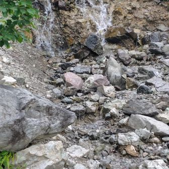 水場
手ぬぐい濡らして頭から被ったり気持ちいい〜
助かる〜