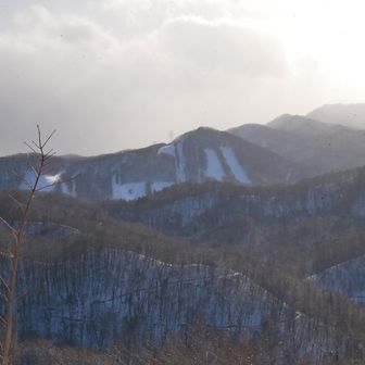 三菱山と盤渓山の重なり
