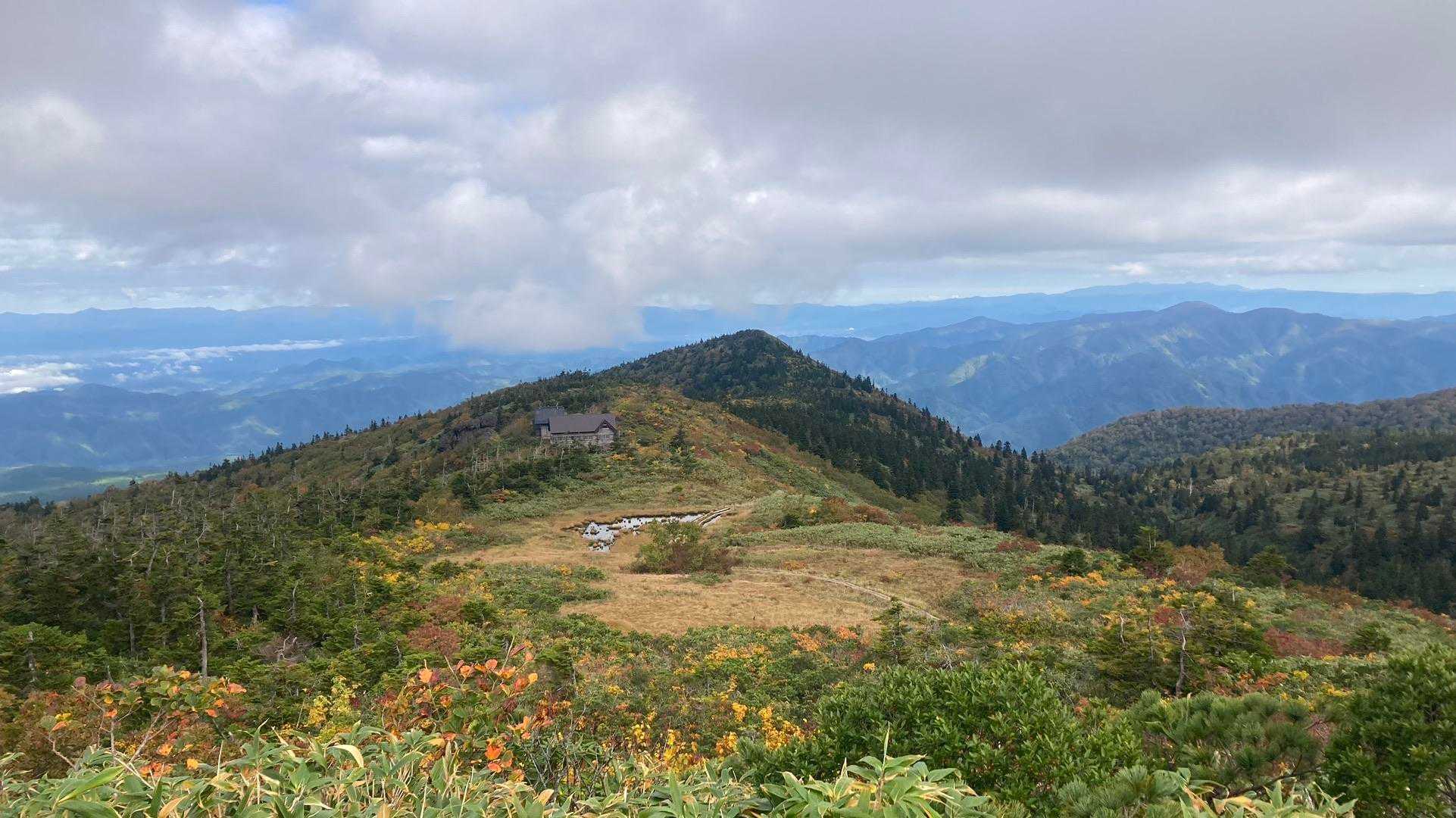 阿仁スキー場からゲレンデを通ってゴンドラ山頂駅へ。そこから登山道で石森山頂へ。そこから眺めた森吉神社と避難小屋。