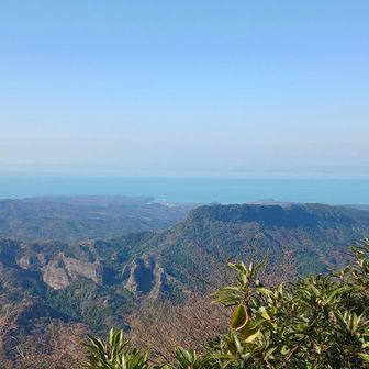 五分待ち🍜の間、景色を楽しむ😄足の早い方は鷲ノ巣岳を今日のルートに追加しても良し😁
あ、さっき黒木山の奥に見えてた岩尾根はもしかするとこの太郎天尾根とか鷲ノ巣から続くこっちの尾根だったのかも😂