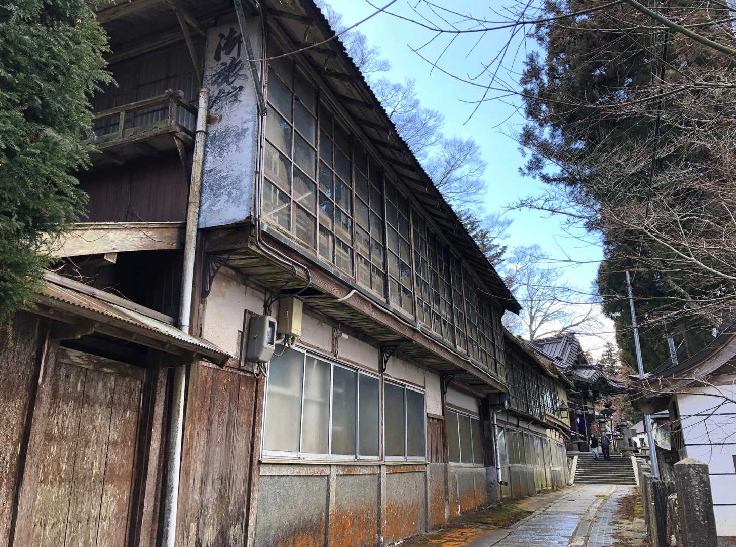 本殿奥にある旅館（宿坊？）跡。いつ頃まで経営されていたのでしょう…
なんとも風情のある佇まいです。