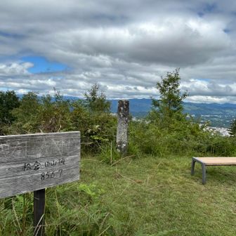 今日の【松倉山（まつくらやま）標高856m】です

ここで唯一のハイカー（外国人観光客）お二人と遭遇♪