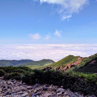 朝日岳と雲海。