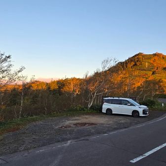 前日は八幡平の南側と中央部の7座を巡り、見返峠無料駐車場で車中泊(18:45  8℃)

茶臼岳登山口駐車場には5:30に到着して5:40に登山開始  5℃☀️