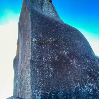 日没まで時間もないので急いで山頂まで！
これが噂の天柱石！😳
山頂に40mの巨石が聳え立っています！