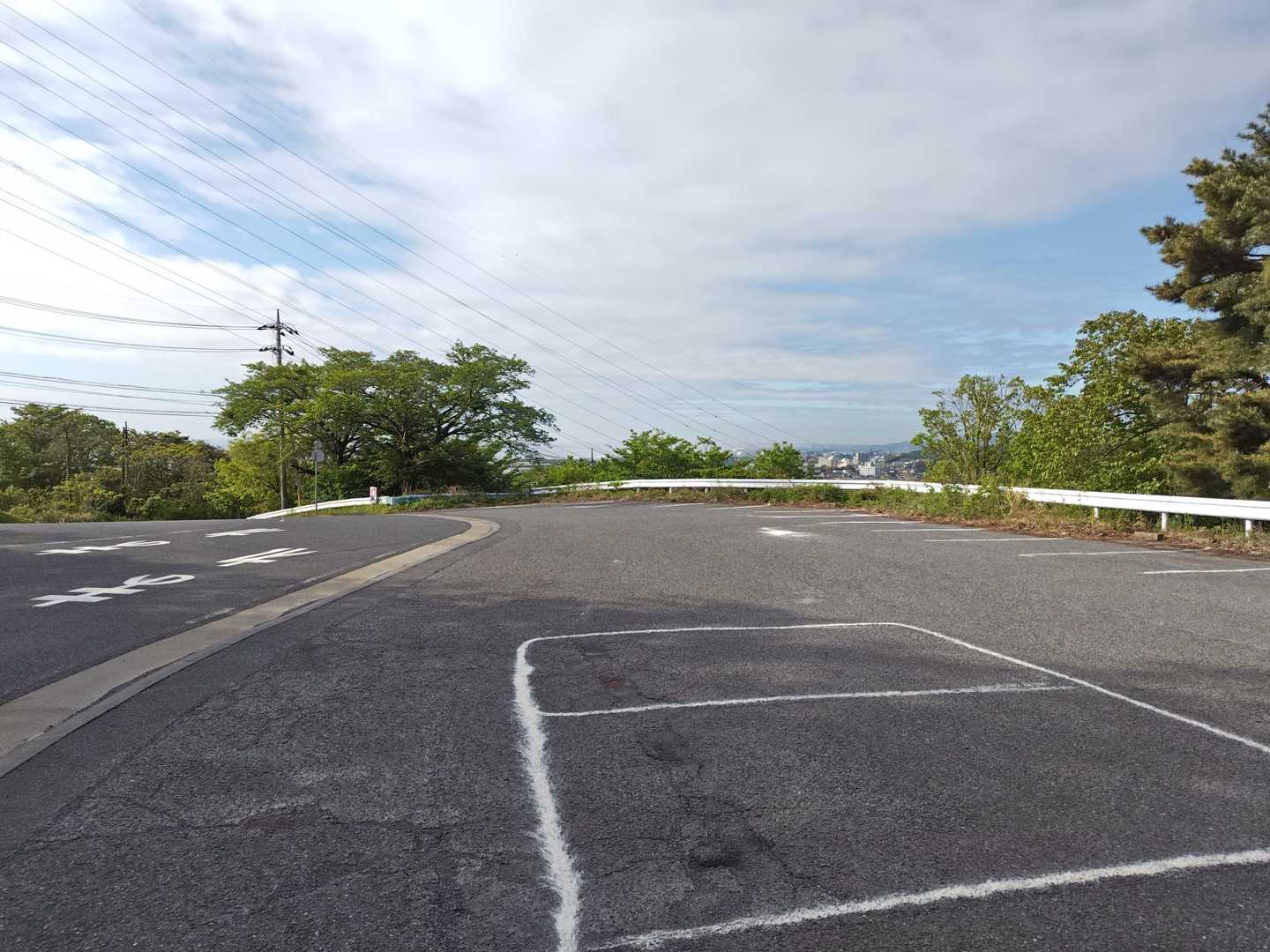 神峰レジャーランドの上にある無料駐車場です
朝は貸切でしたが、もどったら満車でした
ゴールデンウィークだもんね