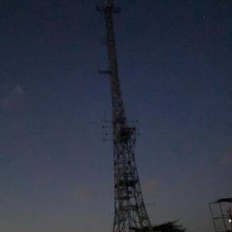 暗い中の鉄塔も格好良し。