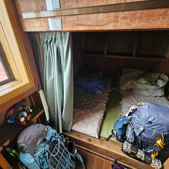 こんな感じの寝床
掛け布団が2枚あって暖かい