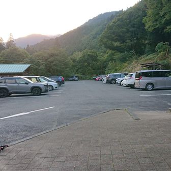 登山口の駐車場。昨晩に着いたときはがらがらでしたが、結構増えています。
今日は天気がいいので、おそらく満車になるでしょう❗