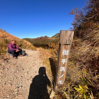 ここでこの方が、「どこ行くの？」と。
話すと、同じく全山縦走を３人パーティでしているとのこと。