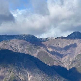 風向きなのか？バラ谷の間も白い。、