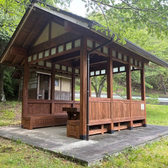 12時お昼のサイレンがなり、駐車場🅿️到着

東屋もベンチも以前来た時より綺麗になっていました👍