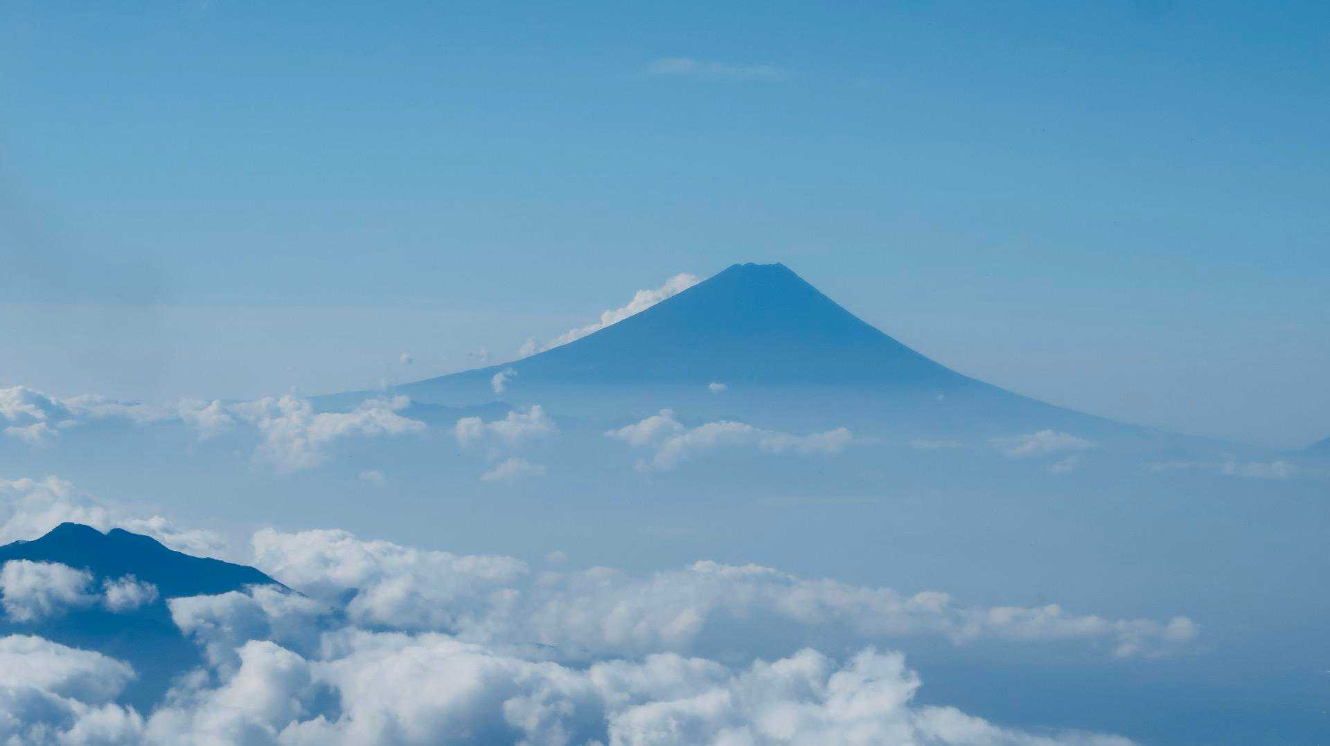赤岳からのピクトグラム的富士山は美しいわ。
