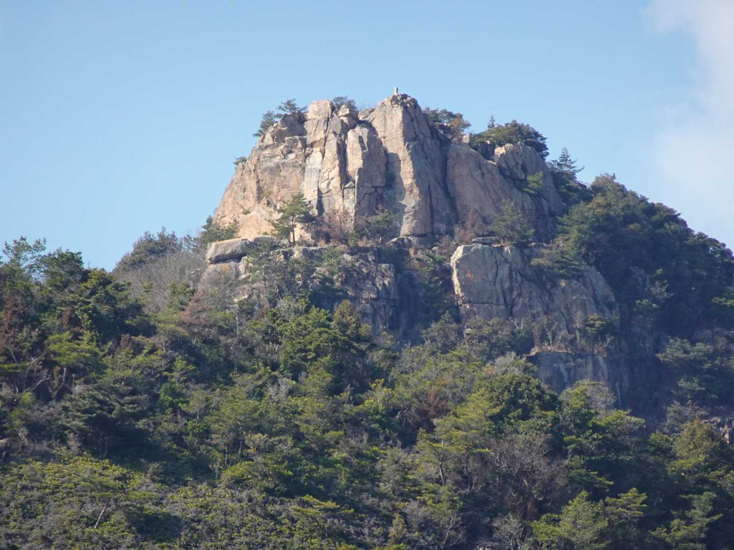 県道194号線から陶ヶ岳を望める。