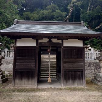 拝殿前の階段下に鈴がある変わった構造の神社です。