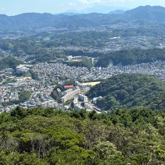 三つ山(帆場岳)の左奥に雲仙の山々が見える。