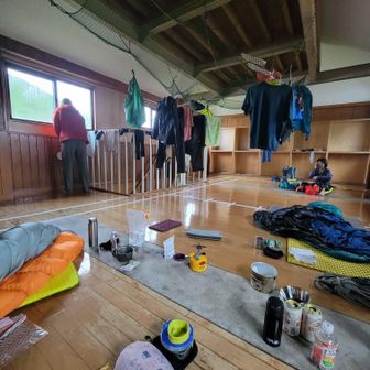 梅花皮小屋。今日は私達だけ。線が引かれていて体育館みたい。
モルタルの所で煮炊きします。
