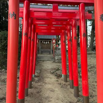 西側にお稲荷さん