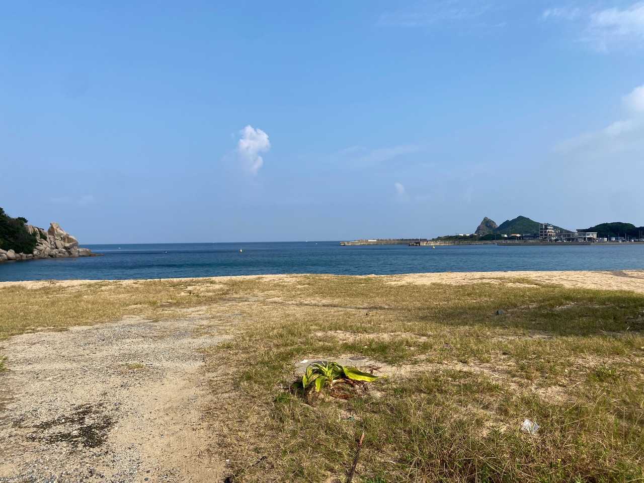 登山口まで海辺を歩く
