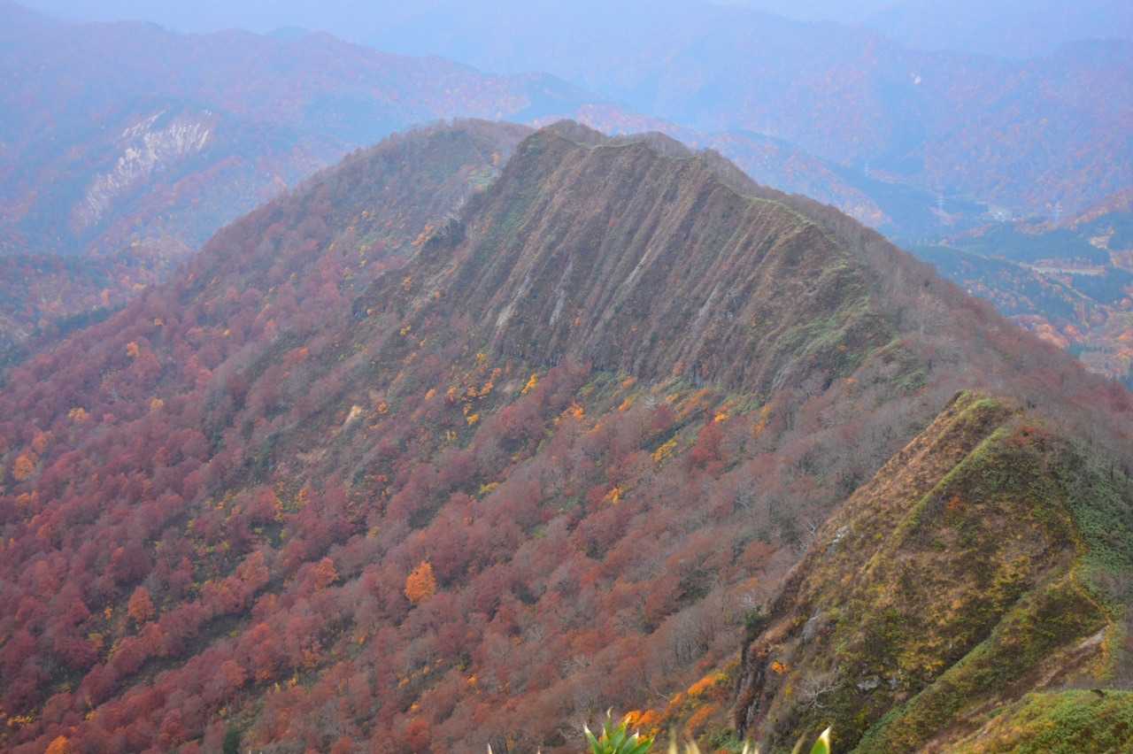 切り立った険しい山、屏風みたい