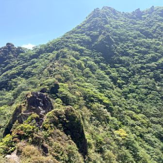 火口の中の柱状節理が見られる岩場を渡りました。所々で滑落注意⚠️