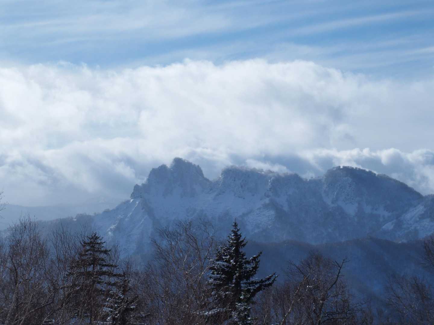 木に邪魔されずに定山渓天狗が見える所。
背後の雲が天候の悪化を予感させる。