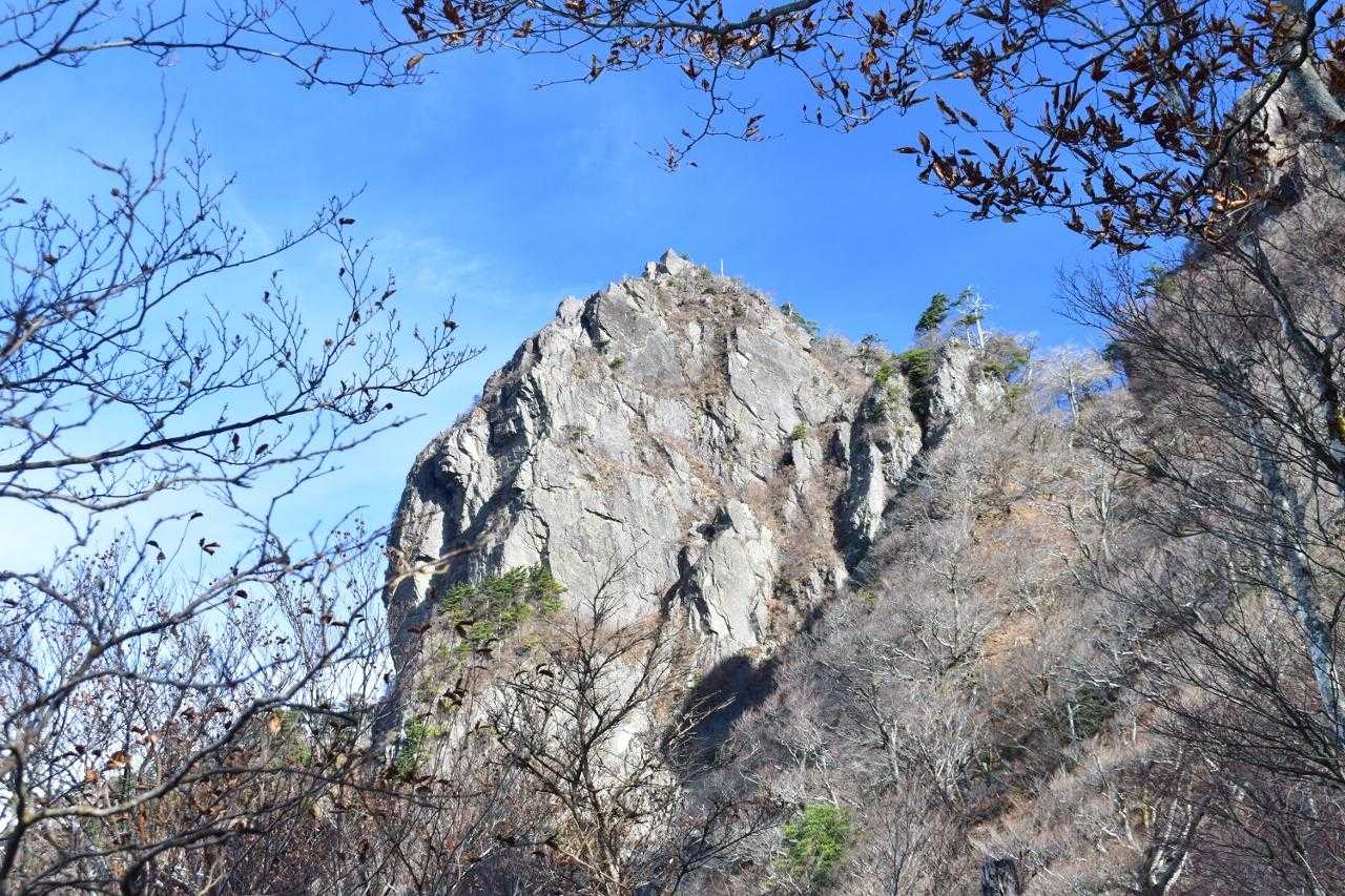 本傾を見上げる位置ですが
凄く大きい岩峰です。