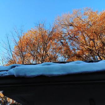 雪と紅葉やな
👩屋根に沢山残ってる
👨寒いんやわ。