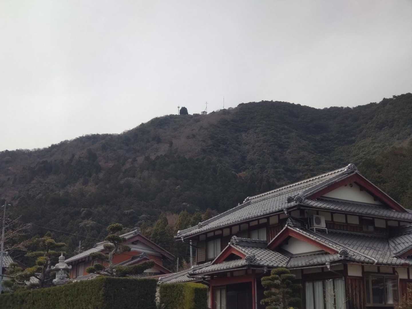 下山して上を見上げると、今登っていた清滝山の頂上が見えました〜😲