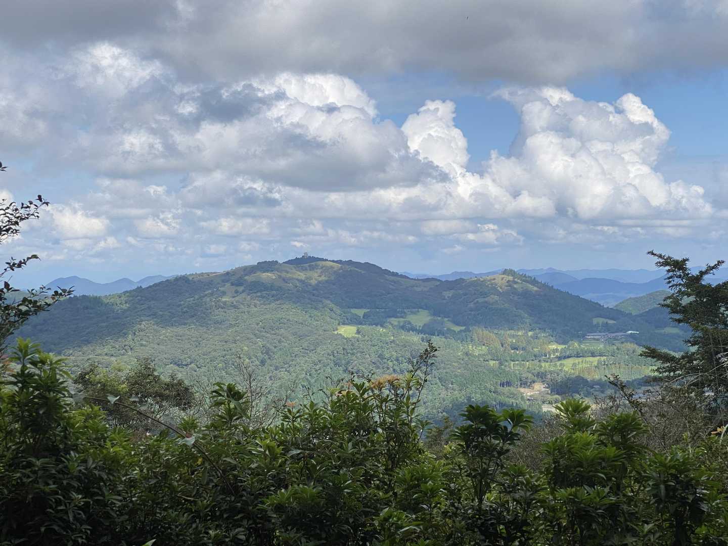先日登った深山の深山レーダー雨量観測所見えますね。