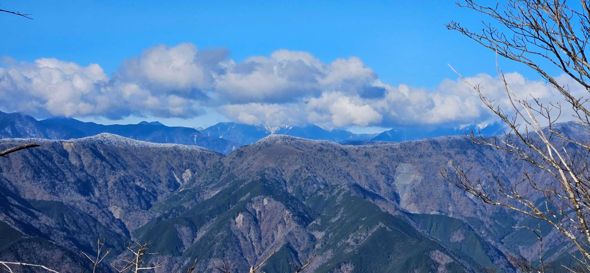 下山中景色が、山頂、稜線は白い
