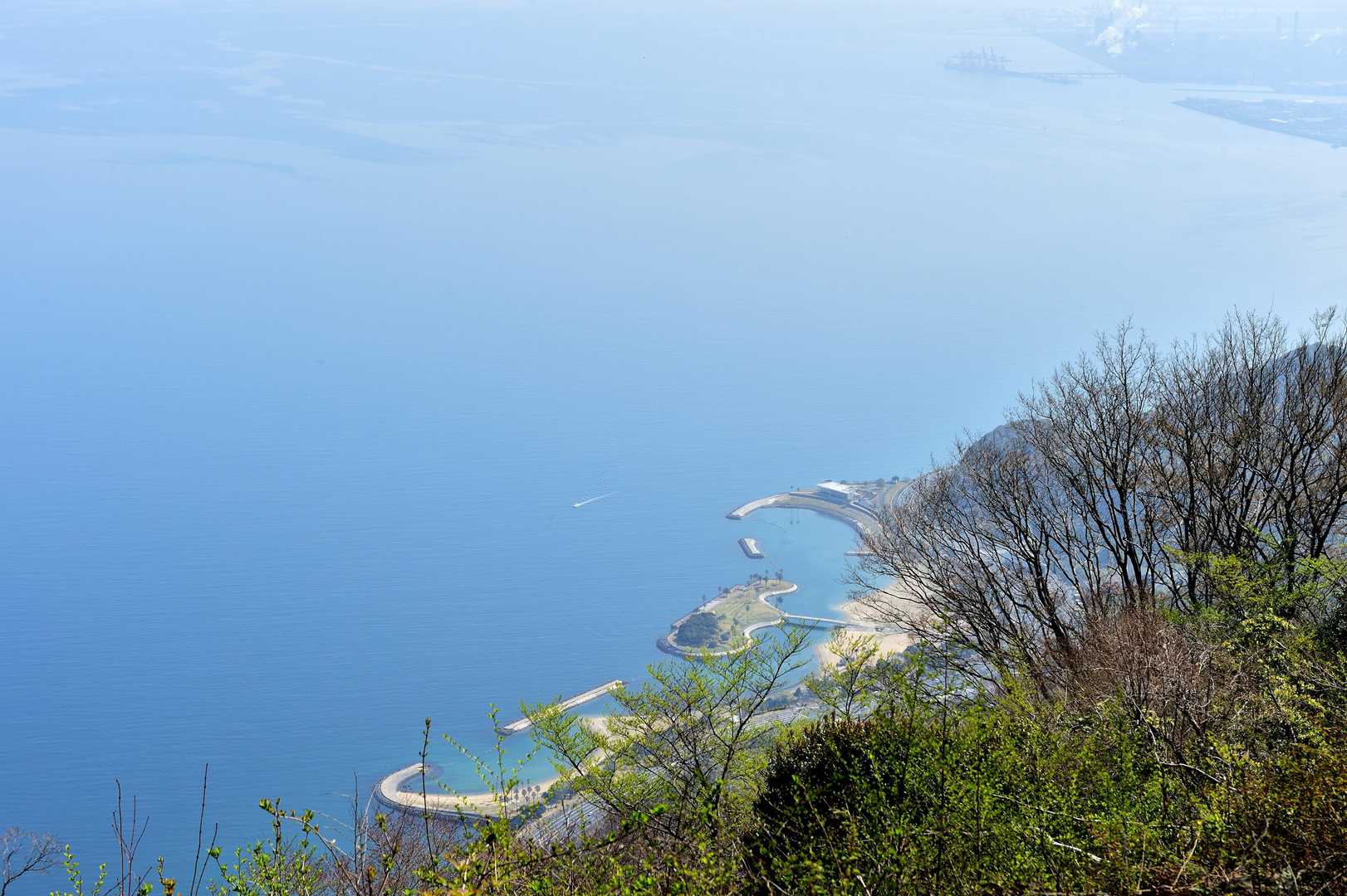 前の雑木が伐採されて展望が良くなっています
(眼下に見えるのは田ノ浦ビーチ)