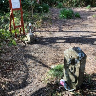 ひっそりと佇む像。