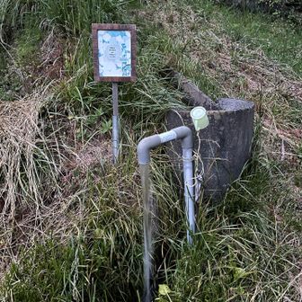 登山道入り口に、かなりの勢いがある水場があります。　助かります。