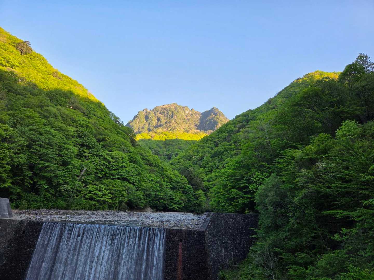良い天気☀️鶏冠山が見える