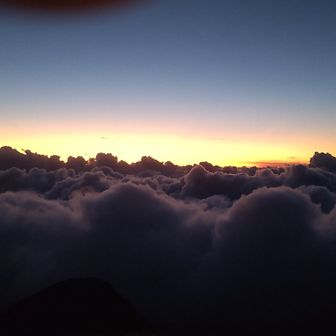 沸き立つ雲と夕陽のコントラスト。