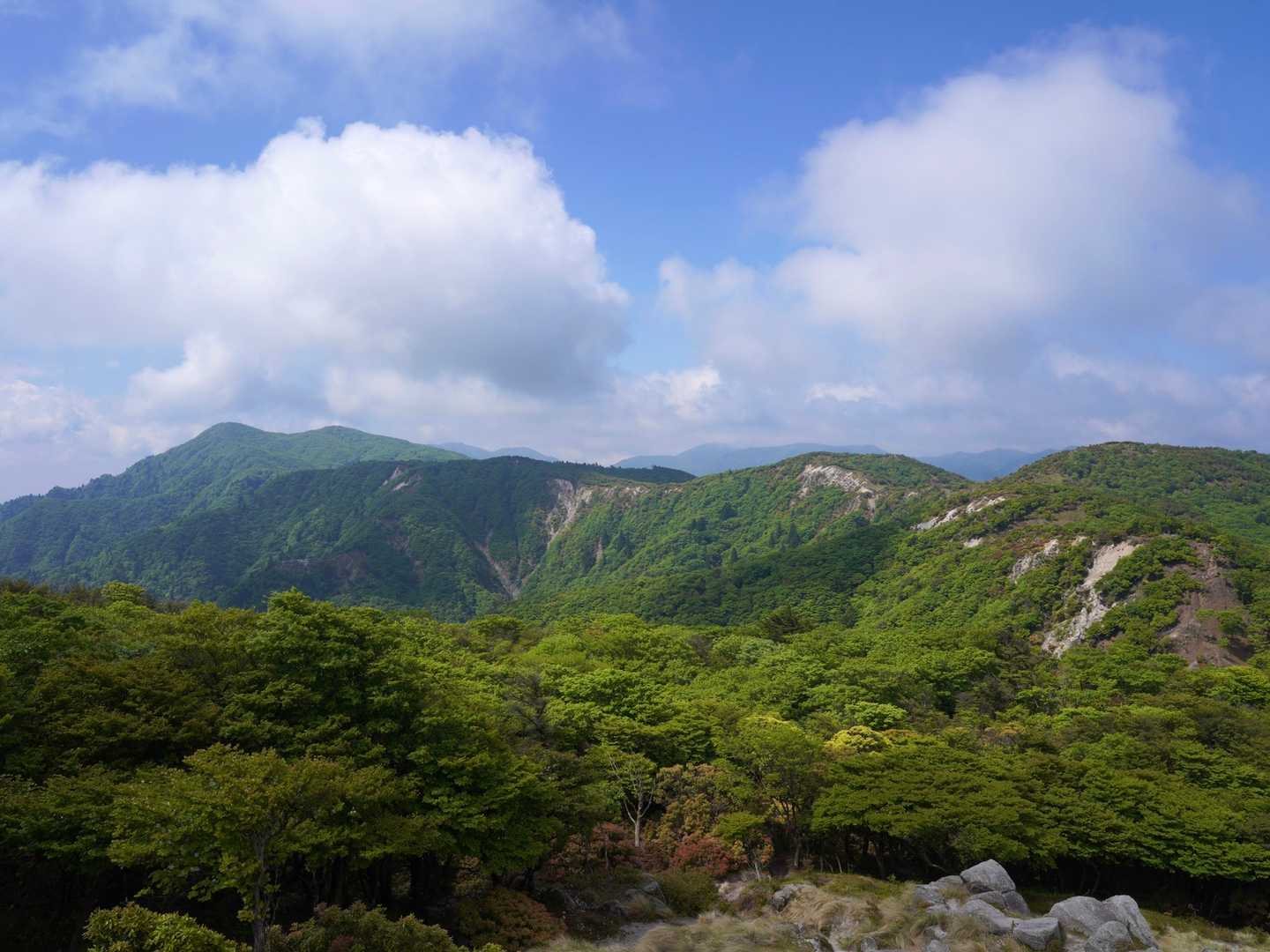 三池岳から南側の眺望。奥に釈迦ヶ岳。