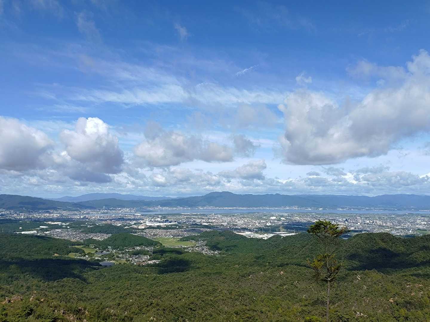 遠く、琵琶湖と比叡山