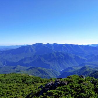 正面にこの間登ったニセカウとアンギラス
その先の平山など

遠くに斜里岳も見えました👀