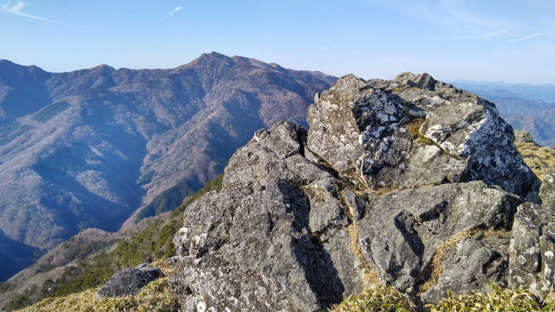 山頂からの三嶺