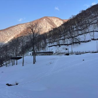 🅿️まで降りてきました
無事下山　予定外の雪やホワイトアウト🌫️で時間を食ったり休憩もそれなりにして時間もかかったけど無理なく無事登頂出来ました

また何度も登りたい山リスト入りです👍

この後三石で風呂入ってさっぱり♨️

今回の山行の核心部はその後で無料高速の運転で睡魔との闘い😪各インターで降りての休憩しながら帰宅しました
