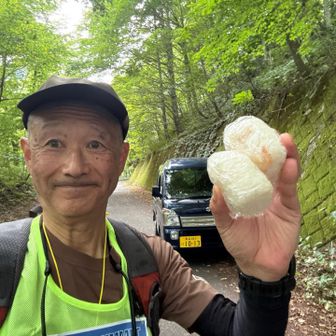 深浦町産の鮭をふんだんに使った豪華🍙をいただき、出発。